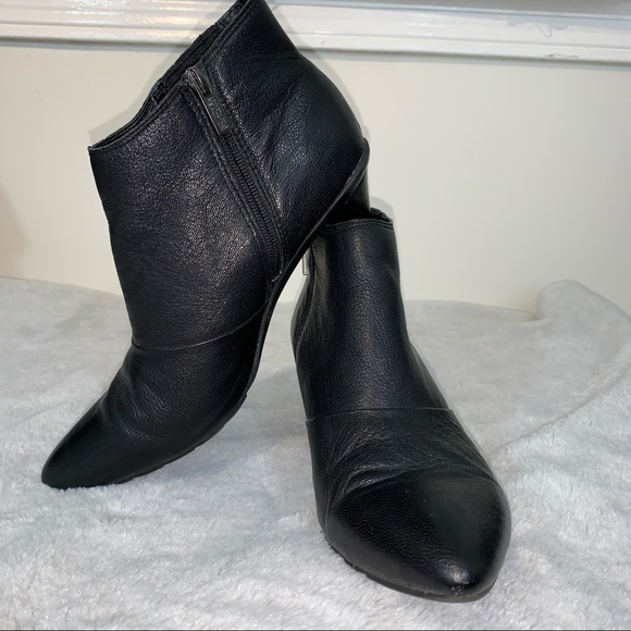 Kenneth Cole Real Leather Booties Size 8.5 Gorgeous on look like spats! - Picture 3 of 16
